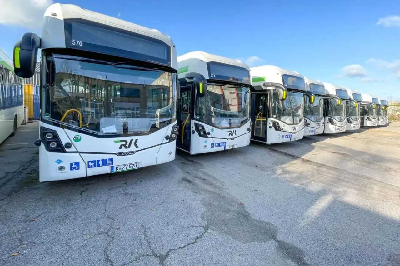 Eine Reihe moderner weißer Oberleitungsbusse in Deutschland, bereit für den Einsatz.