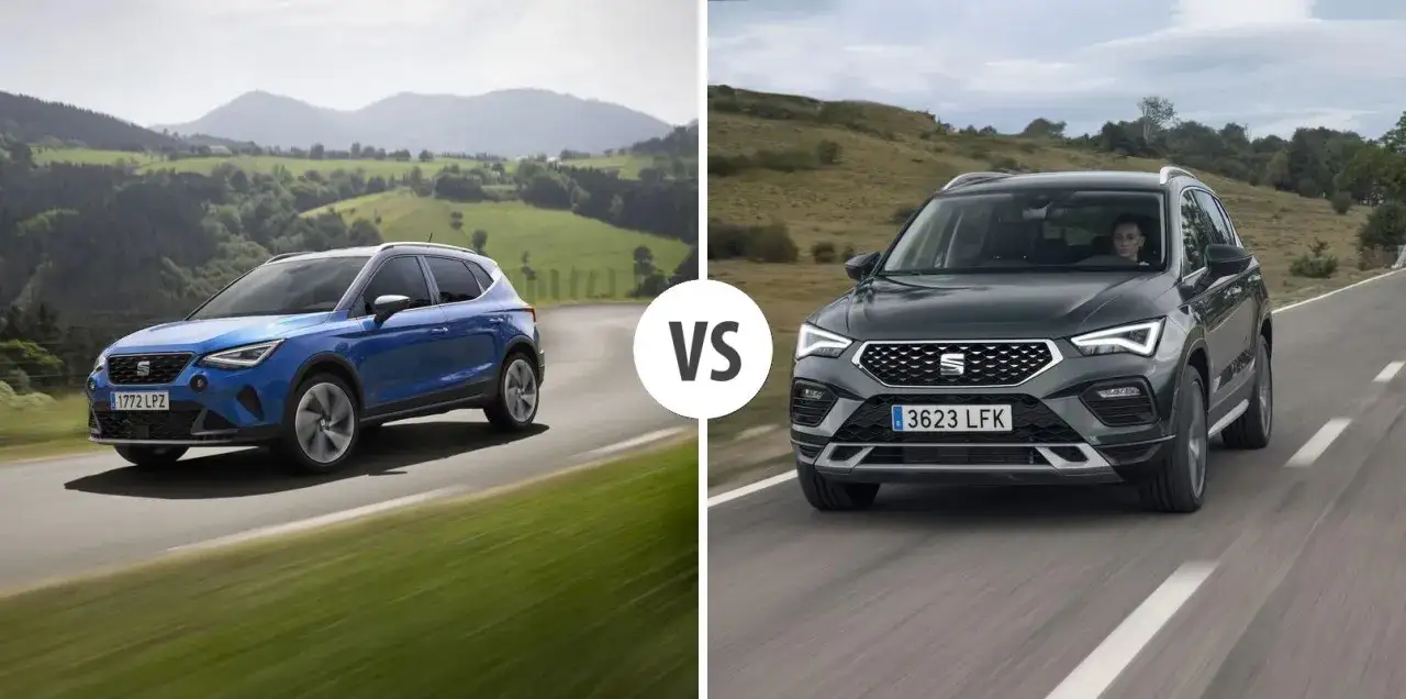 Dwa SUV-y SEAT: niebieski na tle zielonych wzgórz i ciemnoszary na drodze.
