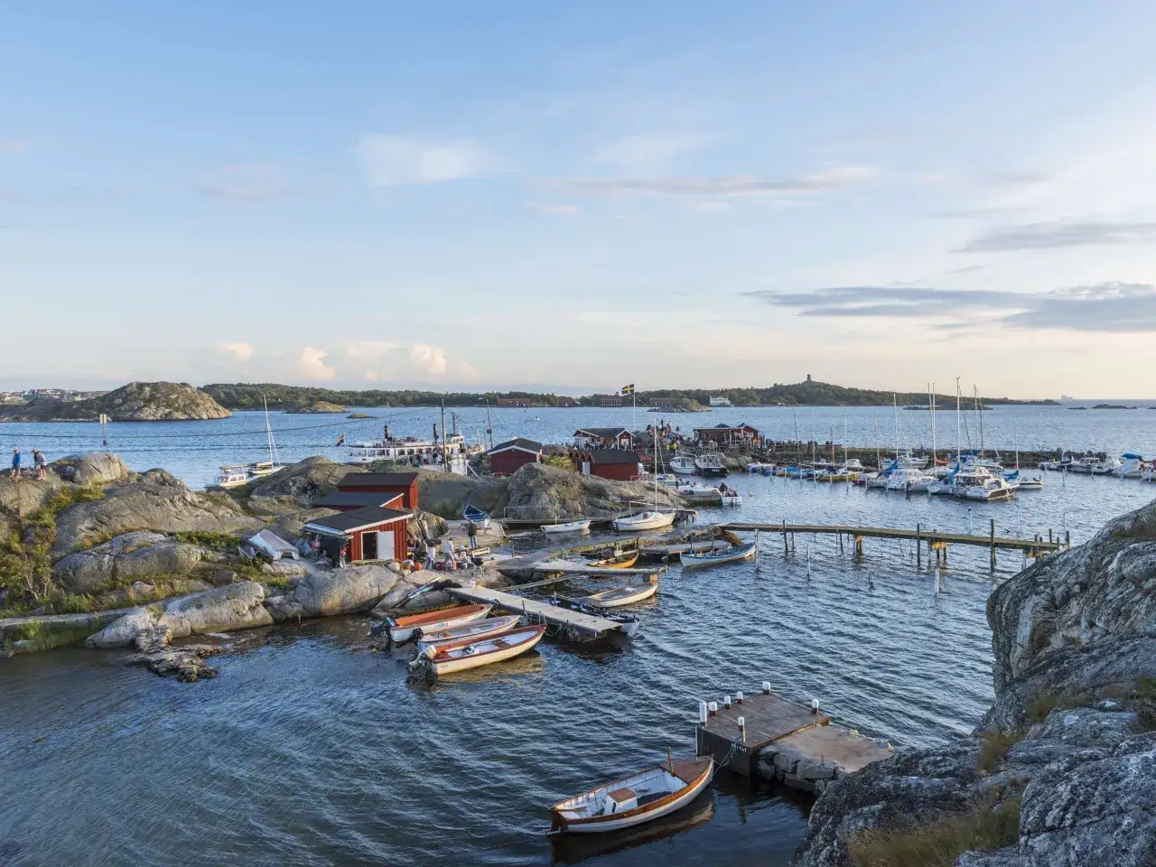 En idyllisk hamn med röda stugor och båtar, perfekt för att uppleva skärgårdslivet. En av de bästa sakerna att göra i Göteborg.