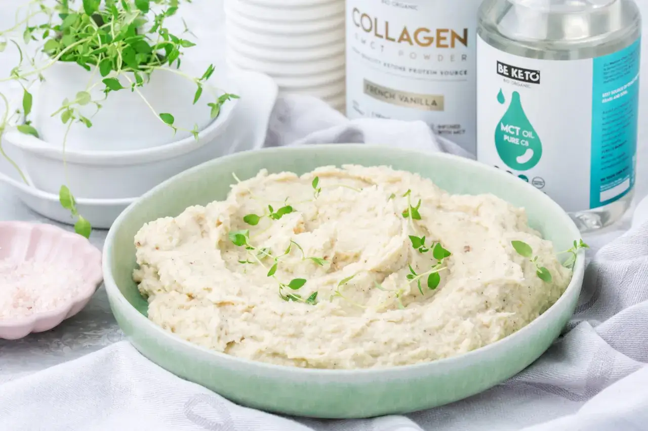 Kremowe puree z kalafiora, idealne na diecie keto. Obok słoiczek z MCT i kolagenem.