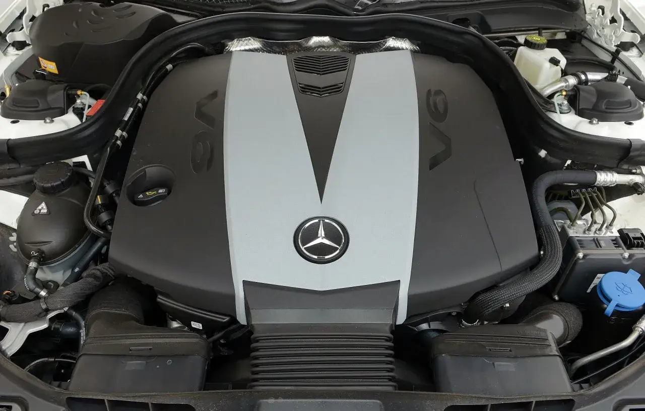 Silnik V6 w Mercedesie w218 z logo gwiazdy.
