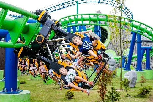 rodzina bawiąca się w parku rozrywki Energylandia