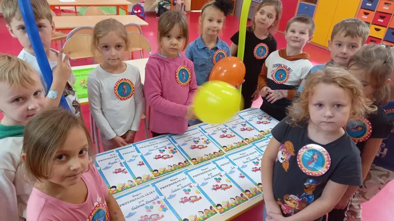 Dzieci w zerówce z dyplomami i balonami. Czas w zerówce minął szybko!