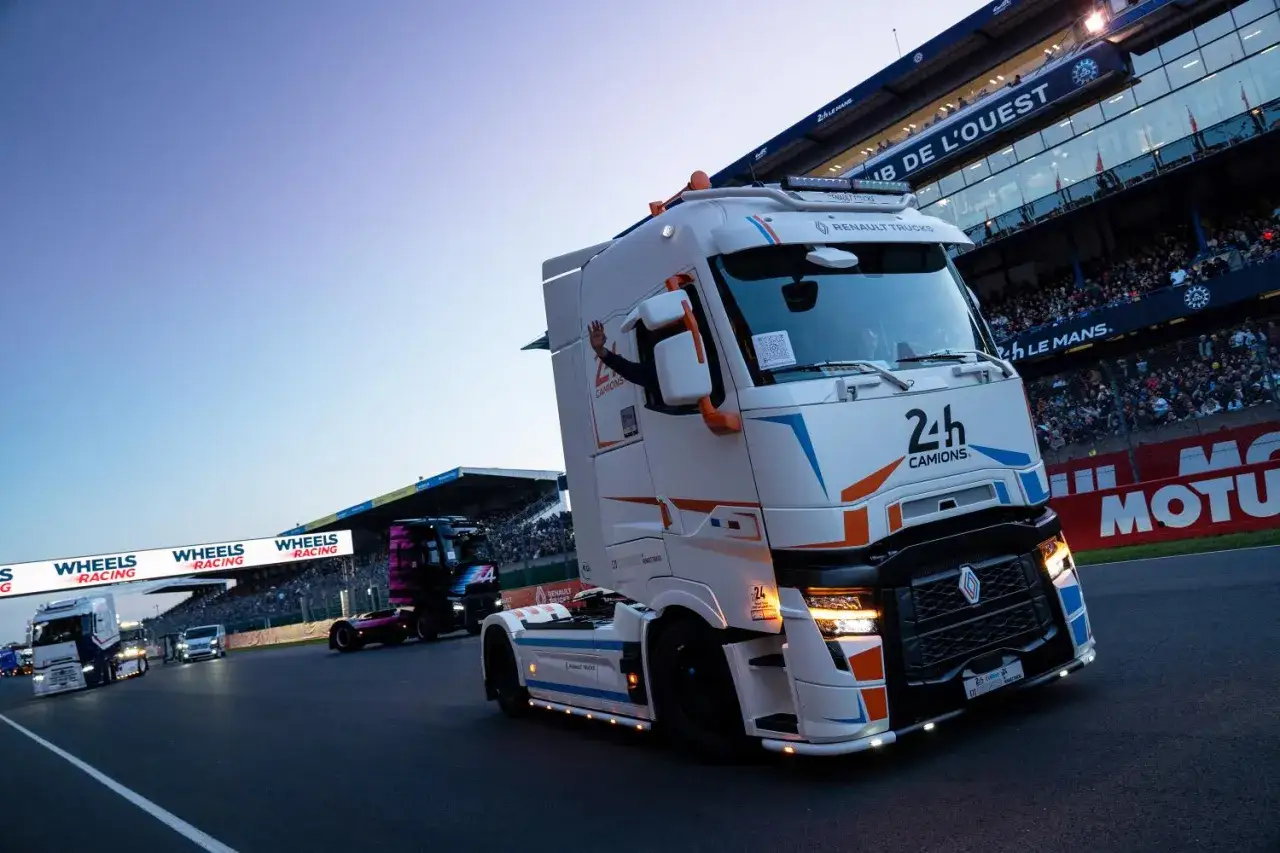 Un camion Renault d&eacute;cor&eacute; pour les 24h camions d&eacute;file sur le circuit, saluant la foule.