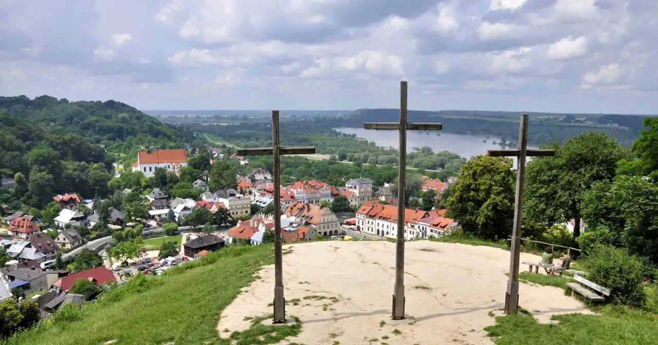Trzy drewniane krzyże na wzgórzu górują nad malowniczym Kazimierzem Dolnym. Widok na miasto i Wisłę to jedne z głównych kazimierz dolny atrakcje.