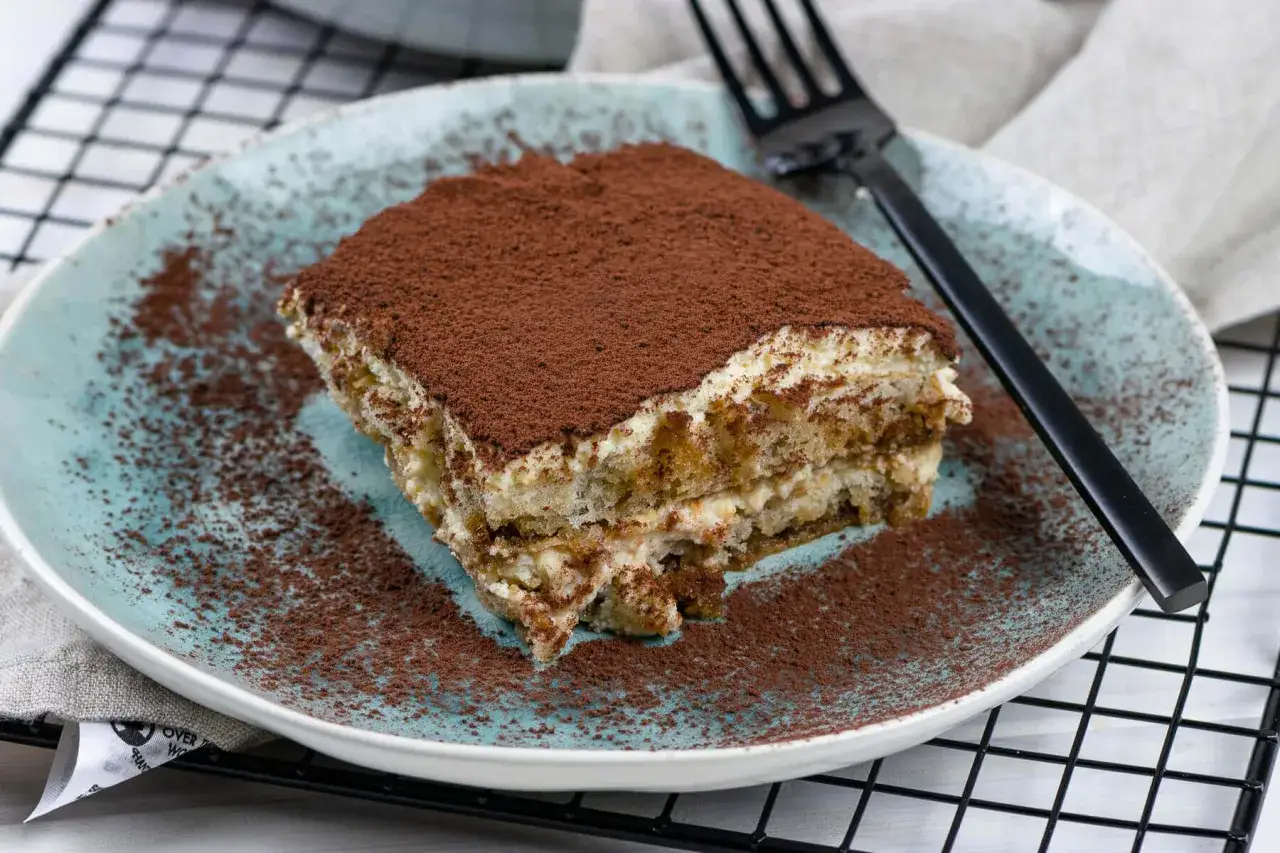 Ein St&uuml;ck cremiges Tiramisu, best&auml;ubt mit Kakao. Perfekt f&uuml;r ein Tiramisu Rezept ohne Alkohol, das jeder genie&szlig;en kann.