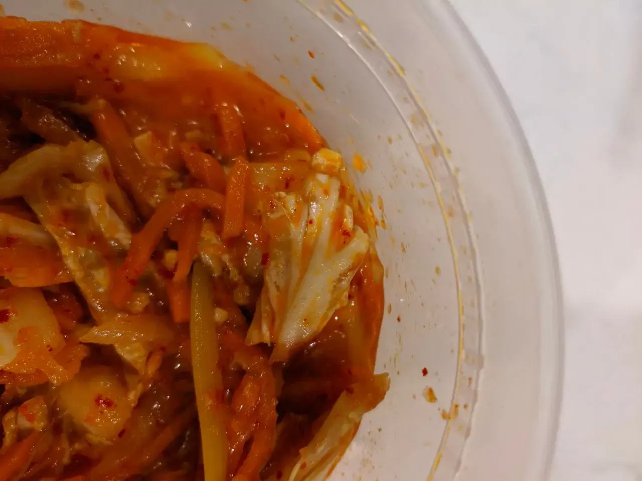 Kimchi w słoiku fermentujące