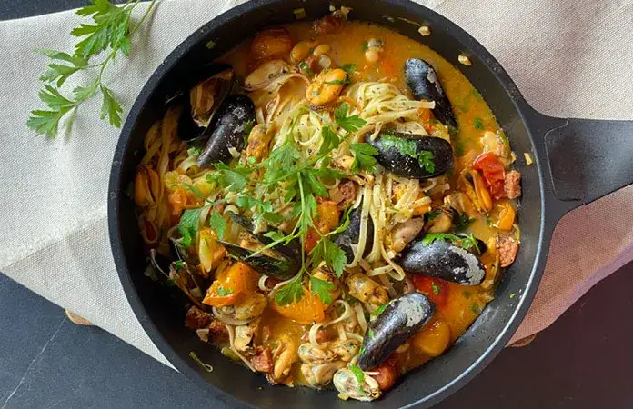 Diff&eacute;rents types de p&acirc;tes aux moules (cr&egrave;me, tomate, chorizo)