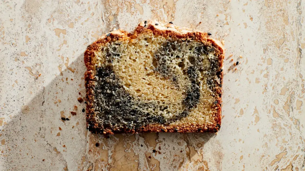 Ein St&uuml;ck Marmorkuchen mit Sesam, das Fragen aufwirft: Was ist Tahin? Dieses Geb&auml;ck k&ouml;nnte eine Antwort sein.