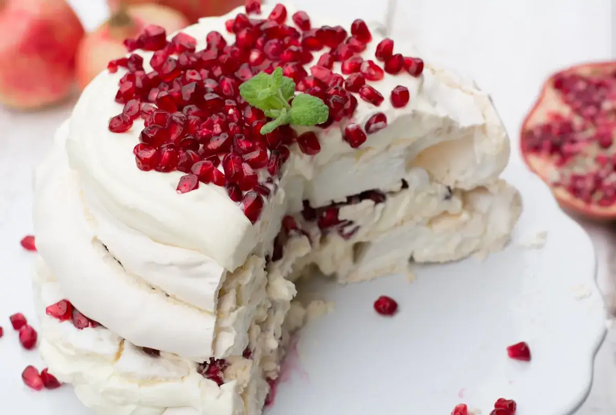 Beza pavlova z granatem i bitą śmietaną, która zawsze wychodzi. Idealna na deser.