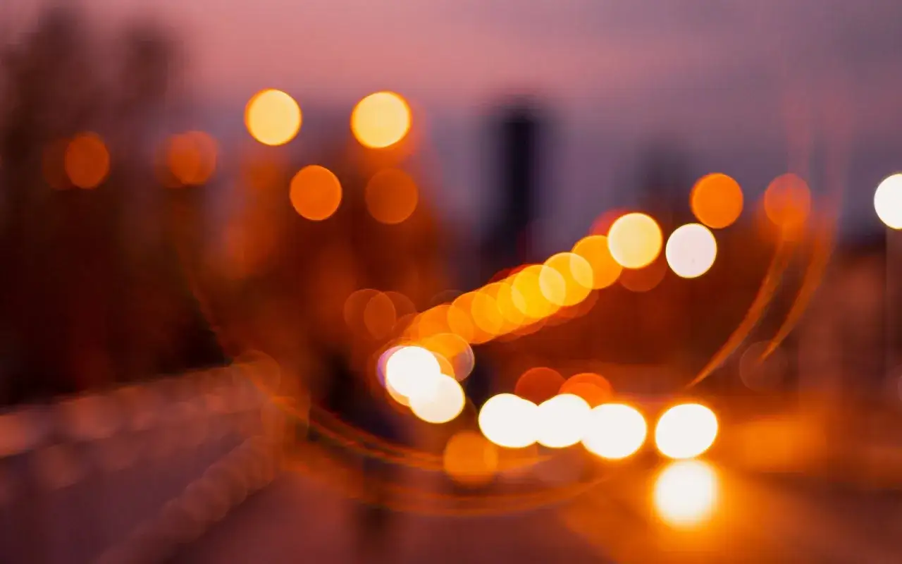 Rozmyte światła miasta tworzą magiczny efekt bokeh. To właśnie bokeh co to, czyli artystyczne rozmycie tła, które nadaje zdjęciu głębi i nastroju.