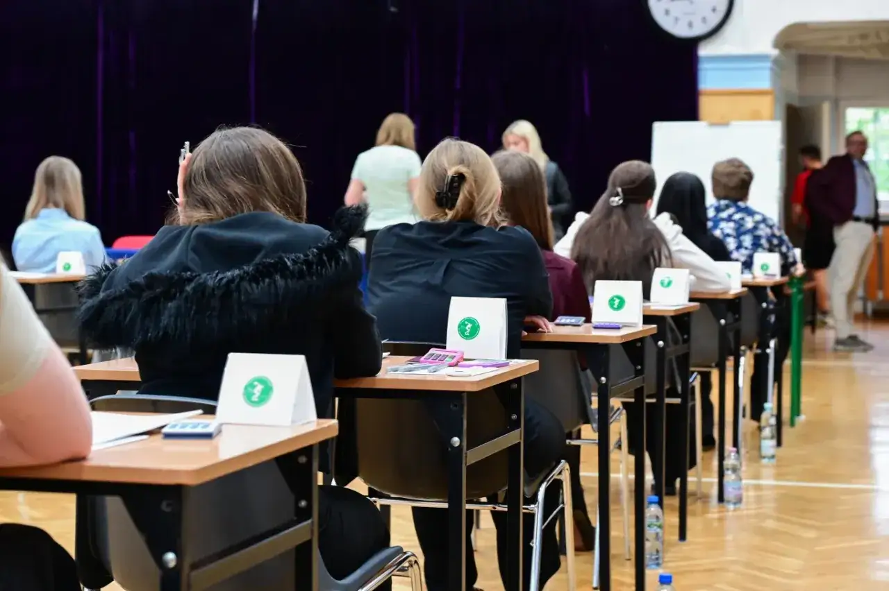 Uczniowie siedzą w ławkach, skupieni na zadaniach. To ważny dzień, czas na **matura co to** za wyzwanie?
