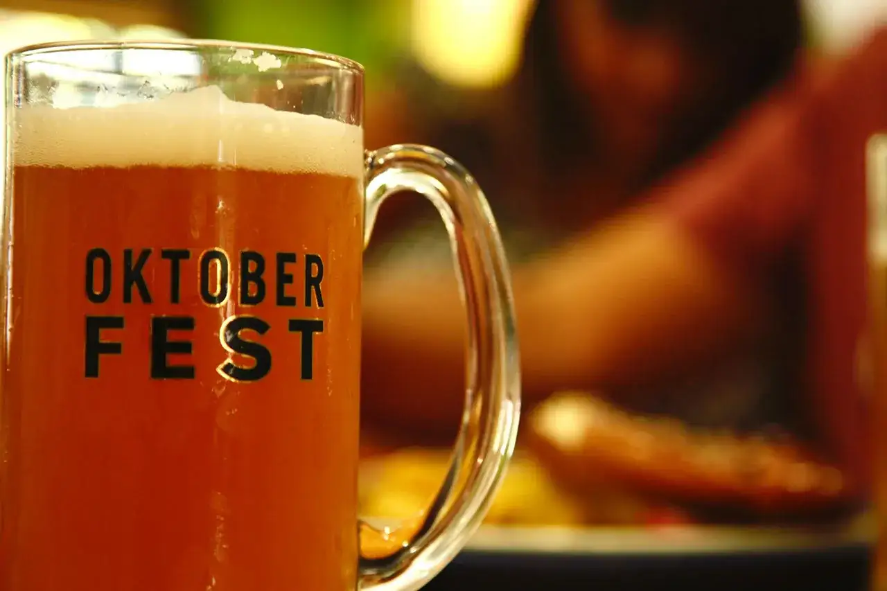 Copa de cerveza con la etiqueta 