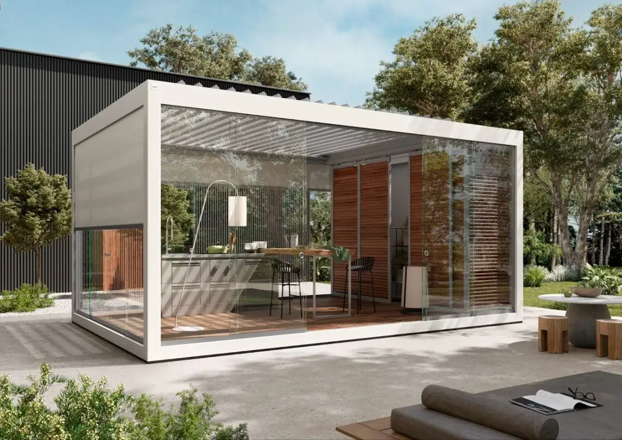 Moderna cucina esterna con tettoia in vetro, completa di bancone, sgabelli e un'elegante lampada da terra.