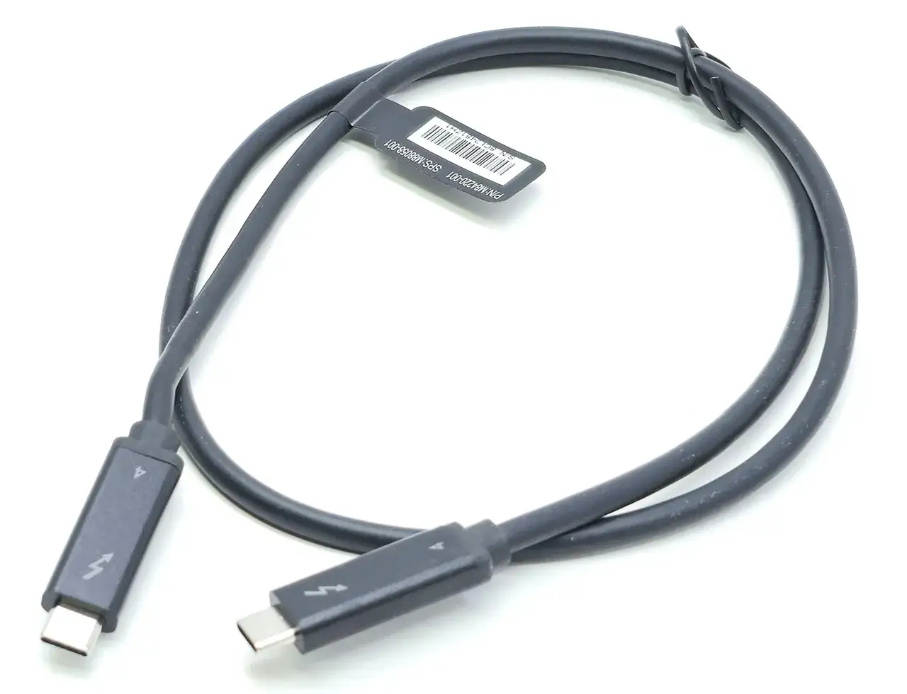 En svart usb thunderbolt-kabel med tv&aring; kontakter.