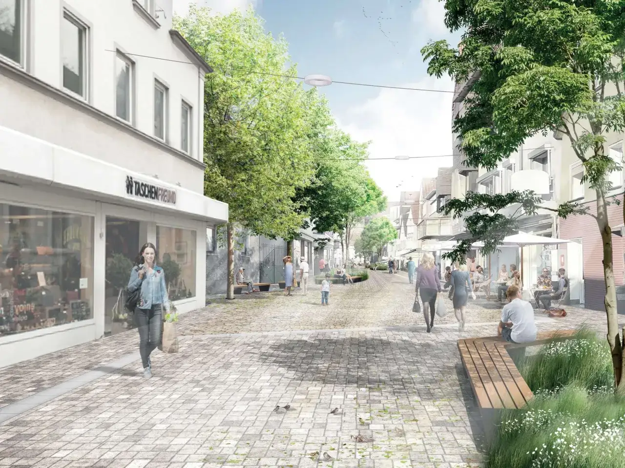 Belebte Fußgängerzone mit Geschäften, Cafés und Grünflächen. Menschen flanieren, sitzen auf Bänken und genießen die Atmosphäre. Eine Vision der **innenstadt der zukunft**.