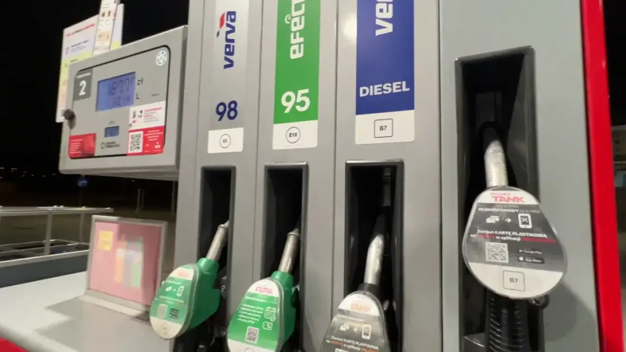 Dystrybutor paliw: diesel, 95, 98. Wybierz odpowiednie paliwo dla swojego pojazdu.