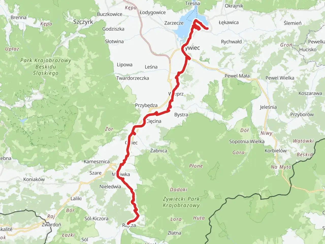 Trasa rowerowa przez Beskid Żywiecki, od Jeziora Żywieckiego przez Węgierską Górkę, do Rajczy. Idealna na **velo skawa** w malowniczych okolicach.