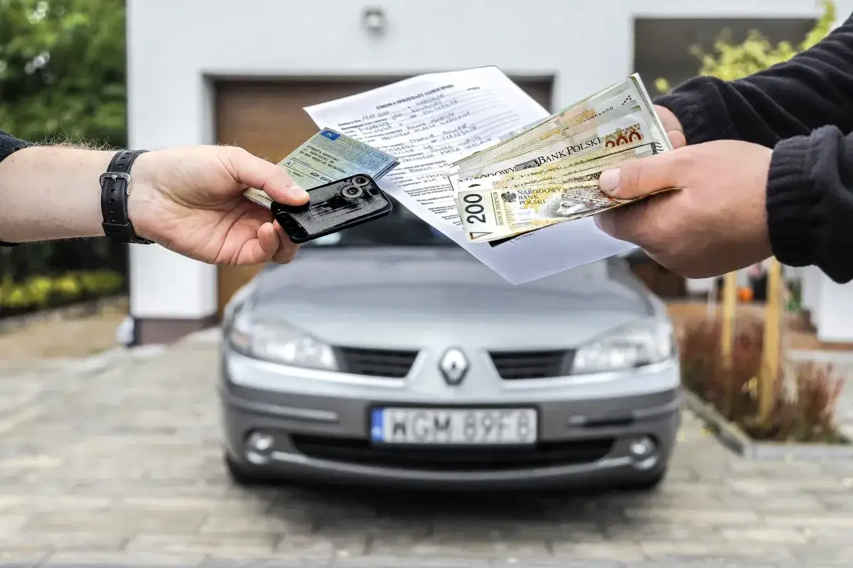 Sprzedaż auta: kluczyki, dokumenty i pieniądze w rękach. Tak przygotujesz auto do sprzedaży.