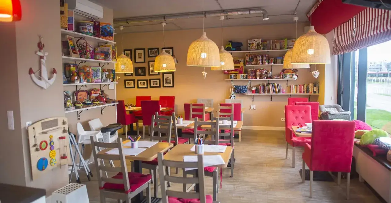 Przytulna restauracja z salą zabaw w Warszawie, pełna zabawek i kolorowych akcentów, zaprasza rodziny.