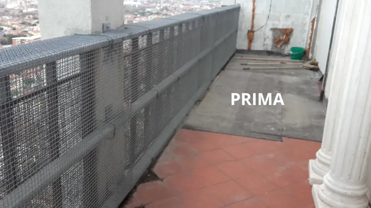 Il balcone &egrave; pronto per piastrellare su piastrelle esistenti. Si vedono attrezzi e un secchio, pronti per il lavoro.