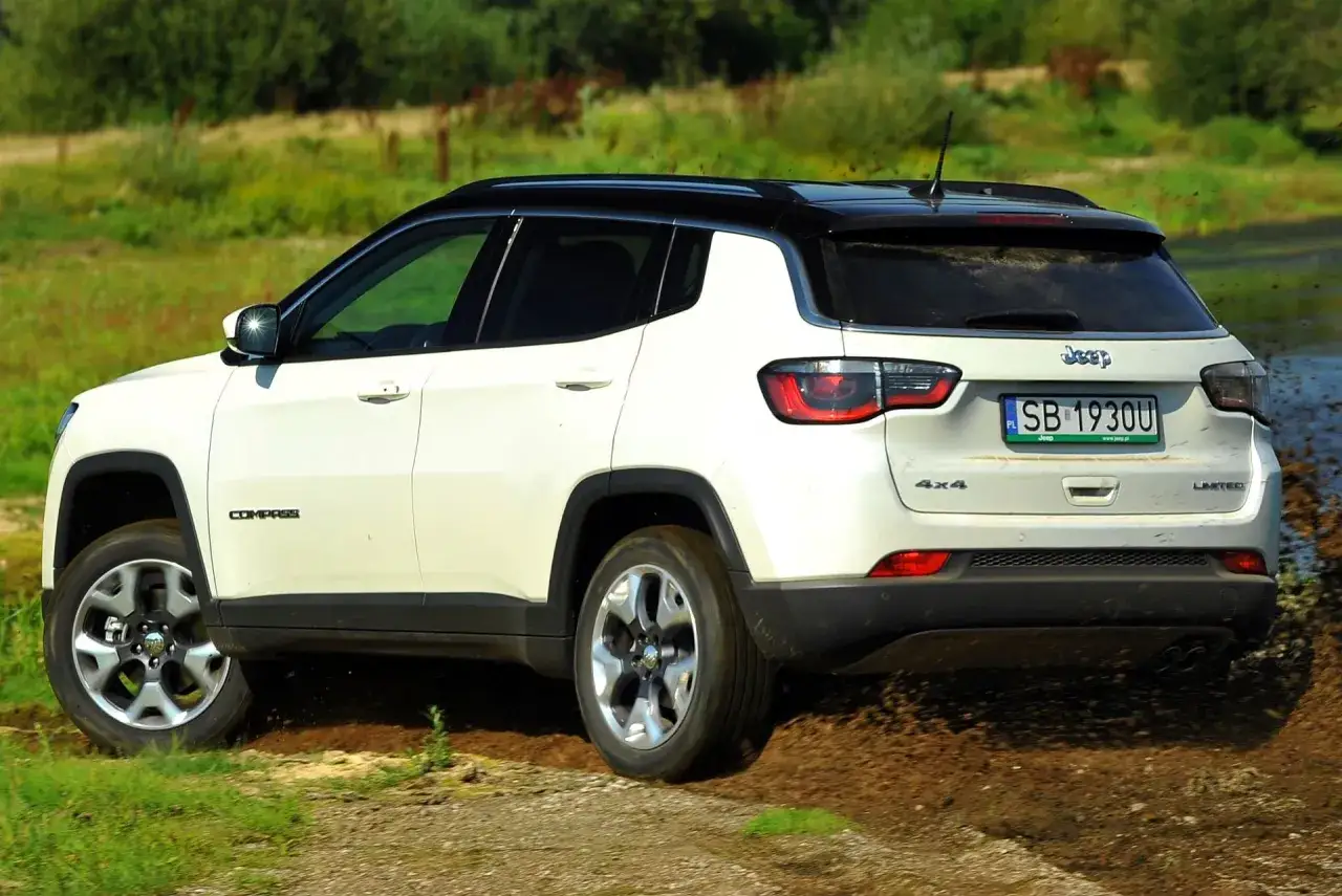 Biały Jeep Compass 4x4 na błotnistym torze. Czy warto kupić ten SUV?
