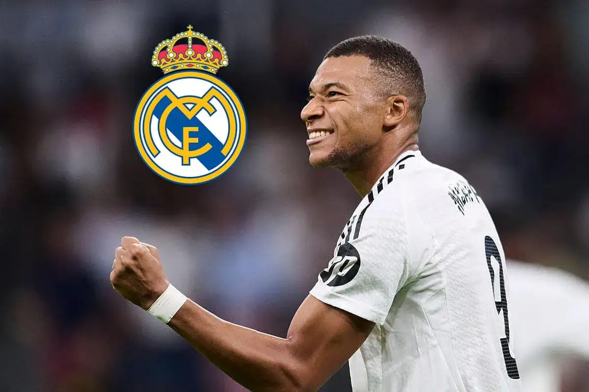 Kylian Mbappé w białej koszulce Realu Madryt, zaciśnięta pięść i herb klubu. Czy to zapowiedź, gdzie gra Mbappé?