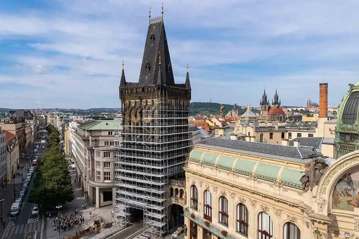 La tour poudri&egrave;re de Prague, en plein travaux, domine le paysage urbain.