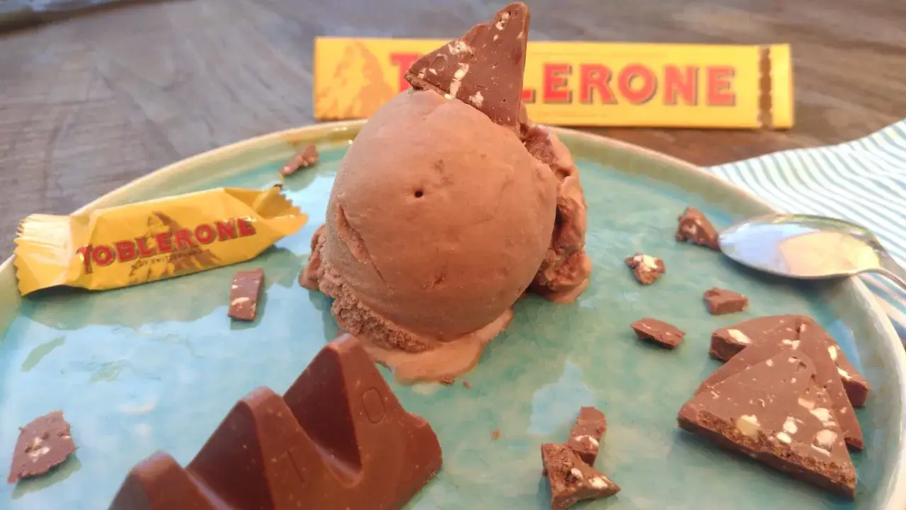 Schokoladeneis mit Toblerone-Stücken und einer Toblerone-Verpackung. Ein Genuss für alle Liebhaber von Toblerone Eis.