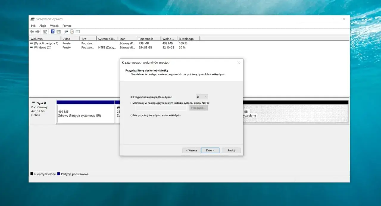 Kreator nowych woluminów prostych w Windows 11 pozwala przypisać literę dysku, np. D, ułatwiając zarządzanie partycjami.