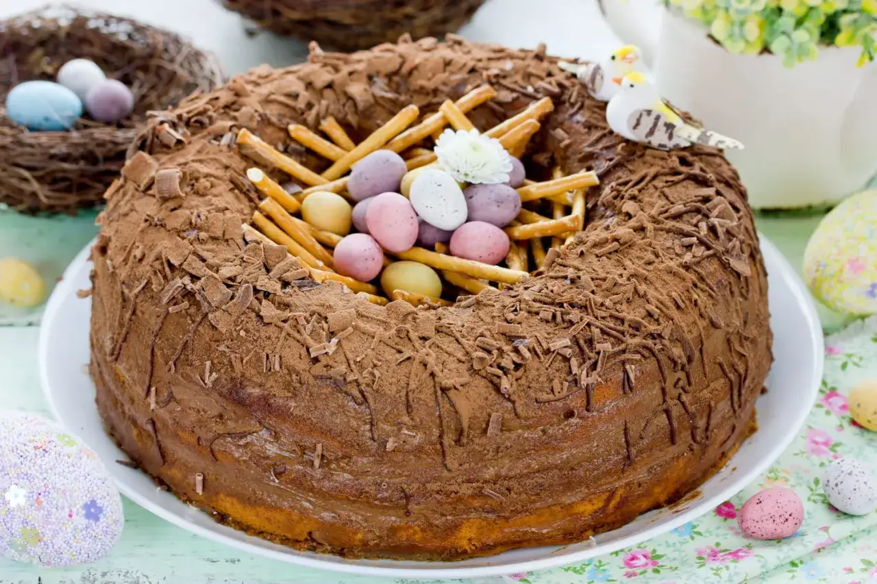 Un d&eacute;licieux g&acirc;teau de P&acirc;ques en forme de nid, garni d'&oelig;ufs en chocolat et de bretzels. Parfait pour c&eacute;l&eacute;brer P&acirc;ques !