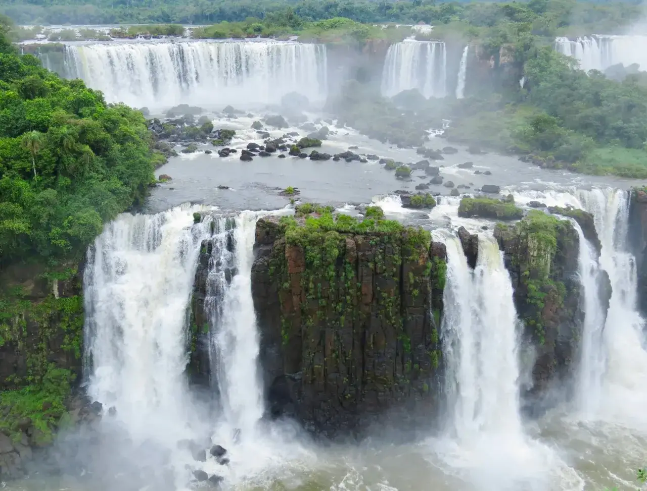 Wodospady Iguazú w Argentynie, gdzie ceny są jak potężny nurt rzeki.