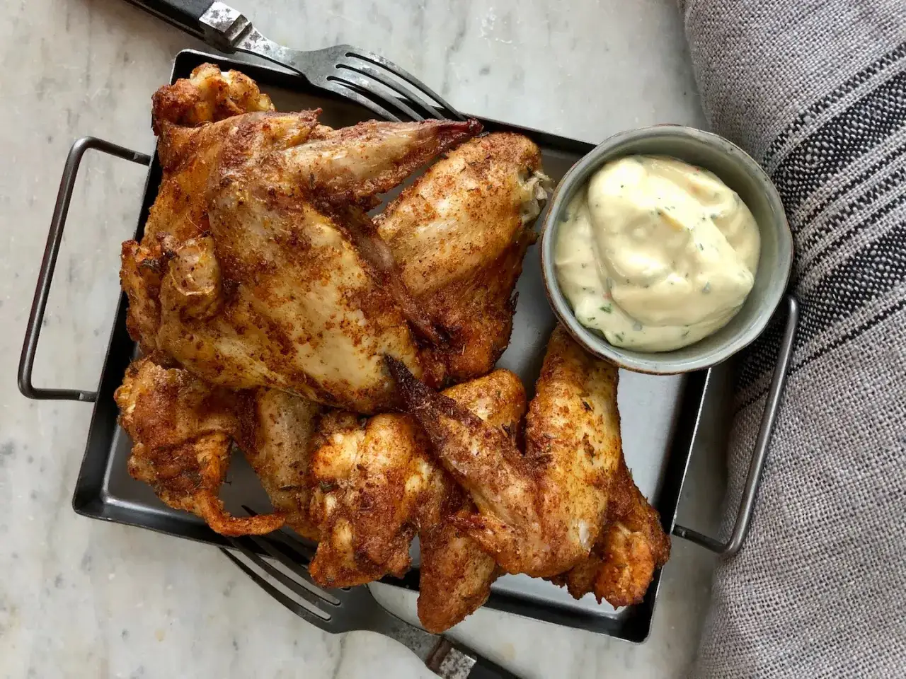 Saftiga kycklingvingar i ugn, perfekt kryddade och serverade med en krämig dipp. En härlig rätt för alla tillfällen.