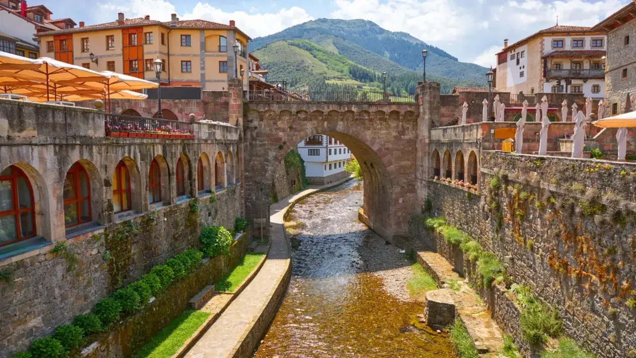 Potes, un pintoresco pueblo en los Picos de Europa, con su r&iacute;o, puente de piedra y casas tradicionales.