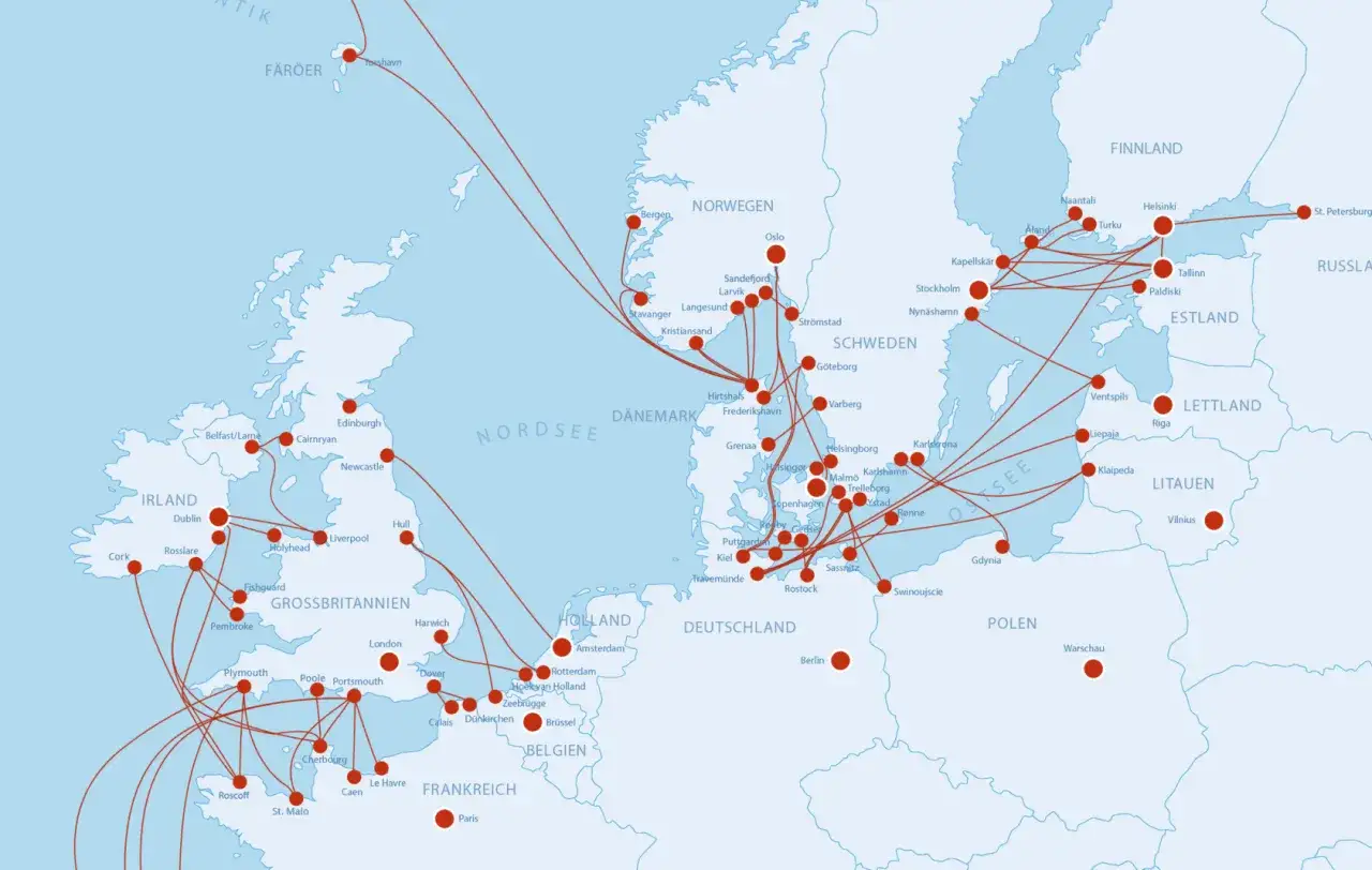 Mapa pokazuje połączenia promowe między Wielką Brytanią, Francją, krajami bałtyckimi i Skandynawią. Nie ma bezpośredniego połączenia z Polski do Anglii, ale można sprawdzić, ile płynie prom z Polski do Anglii, korzystając z przesiadek, np. przez Niemcy.