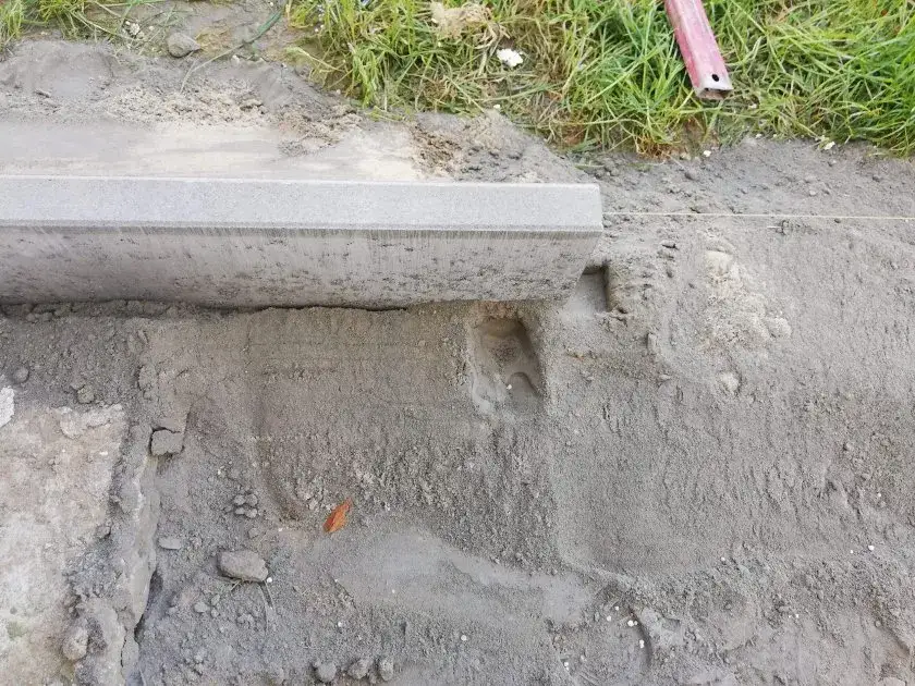 Montaż krawężników podjazd