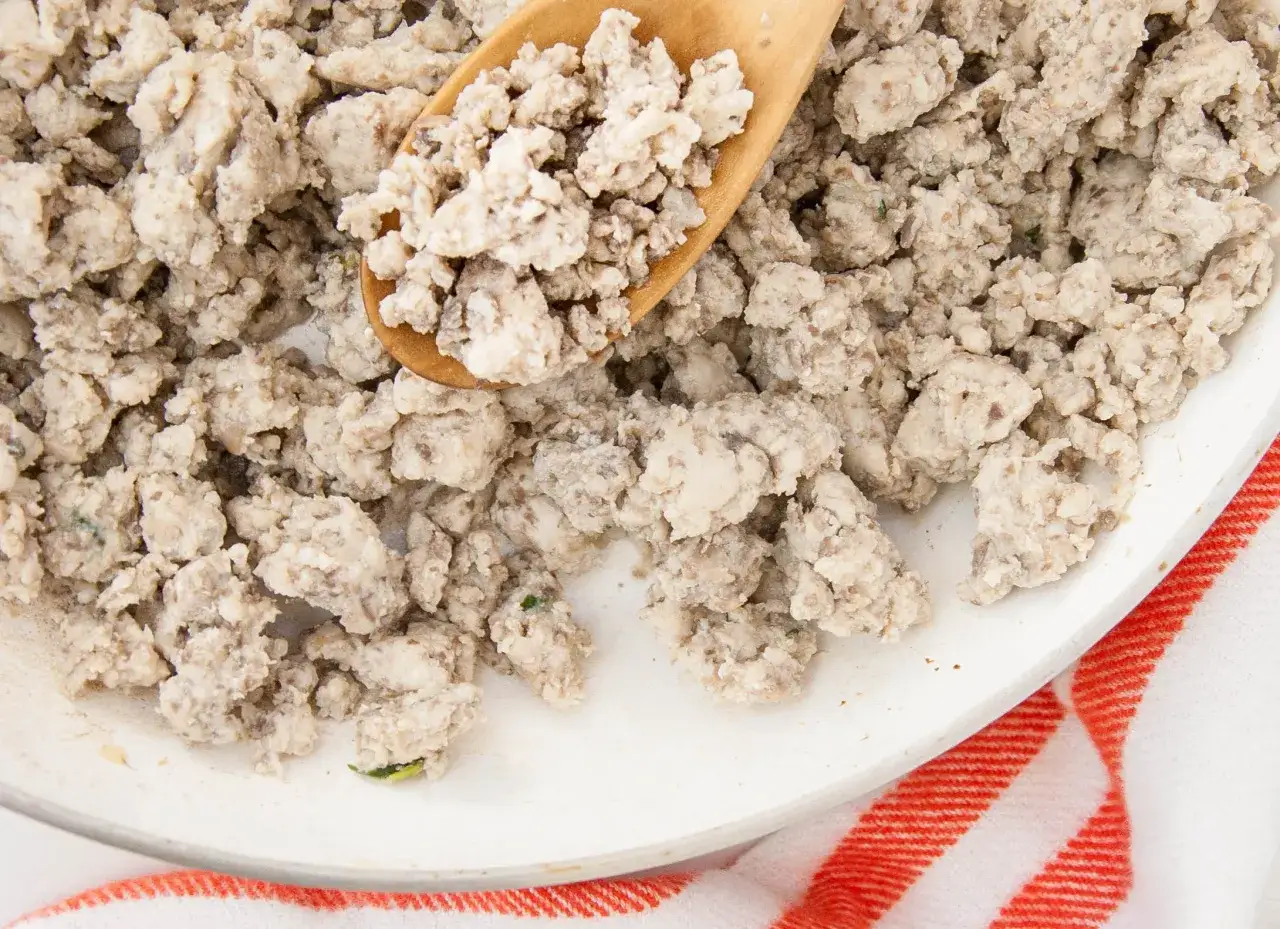 Carne molida cocida en sart&eacute;n, ideal para una dieta casera para perros con diabetes.