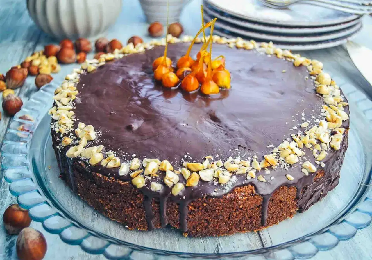 Ein schokoladiger, schneller saftiger Nusskuchen mit gehackten N&uuml;ssen am Rand und karamellisierten N&uuml;ssen als Topping.