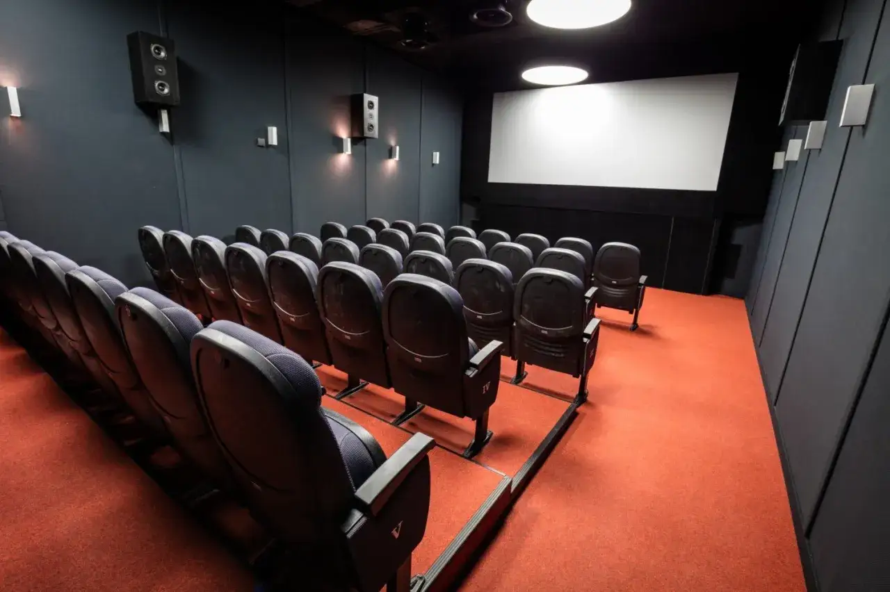 Puste rzędy foteli w gdyńskim centrum filmowym, gotowe na seans.