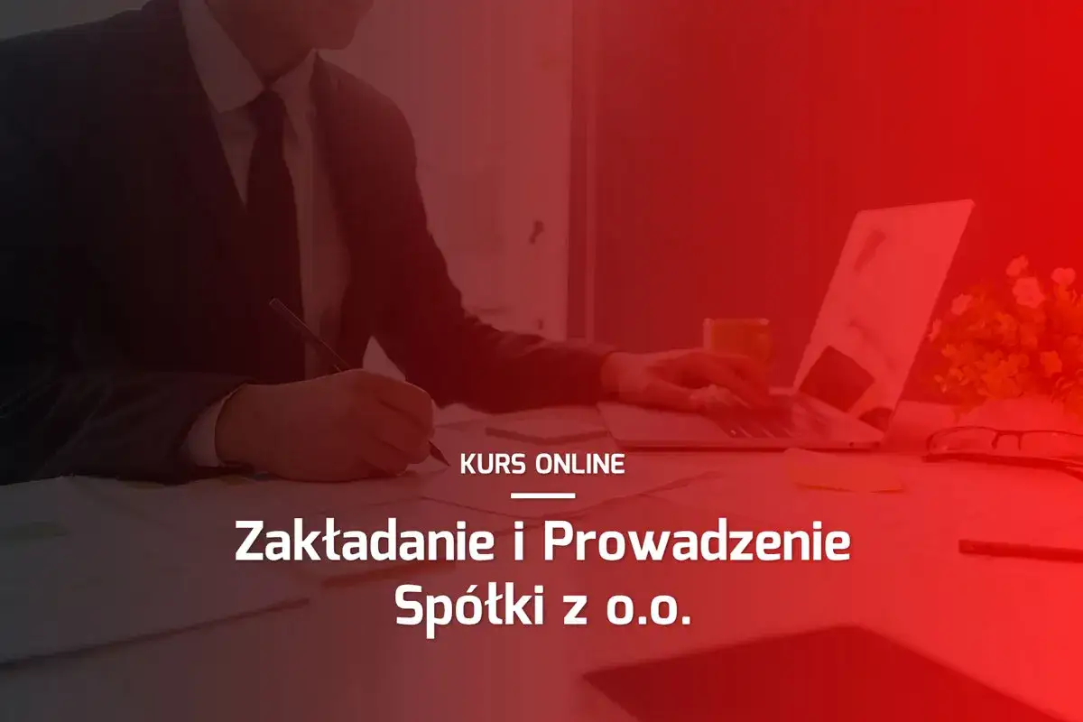 Kurs online: zakładanie i prowadzenie spółki z o.o. Biznesmen pracuje przy laptopie, pisze dokumenty.