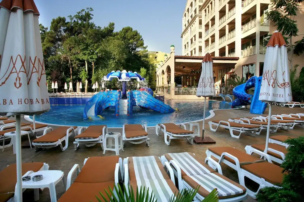 Basen z atrakcjami wodnymi i leżakami przy hotelu Alba Bułgaria. Idealne miejsce na rodzinne wakacje.