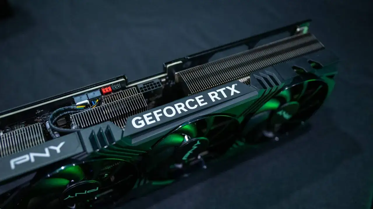 Tarjeta gr&aacute;fica PNY GeForce RTX con ventiladores verdes. &iquest;Quieres saber como saber que tarjeta grafica tengo? Mira la etiqueta.
