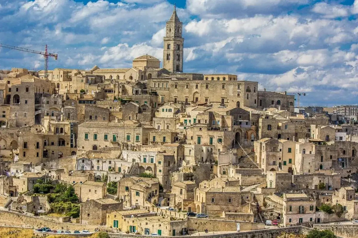 Antica citt&agrave; scavata nella roccia, Matera incarna la storia e l'architettura uniche per cui l'Italia &egrave; famosa.