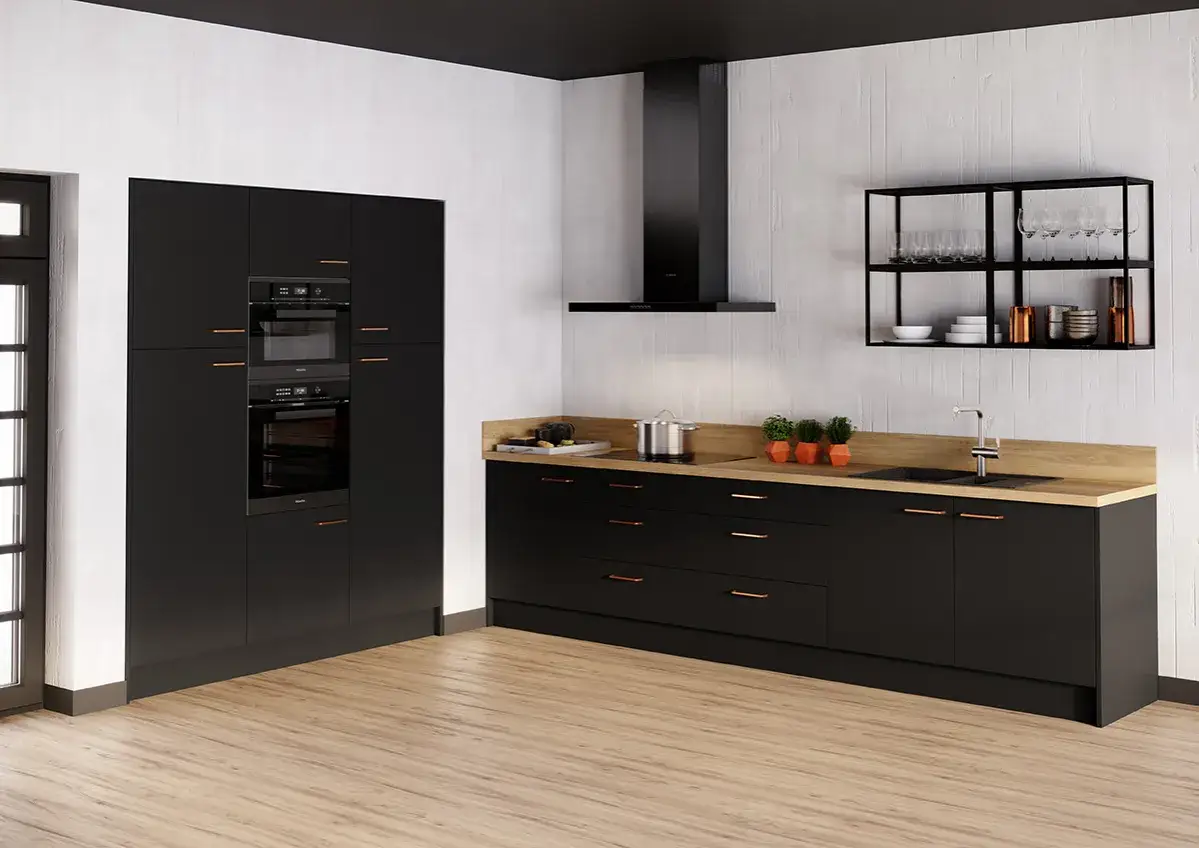 Cocinas sin muebles altos, con armarios negros bajos, encimera de madera y electrodomésticos integrados. Estilo moderno y minimalista.