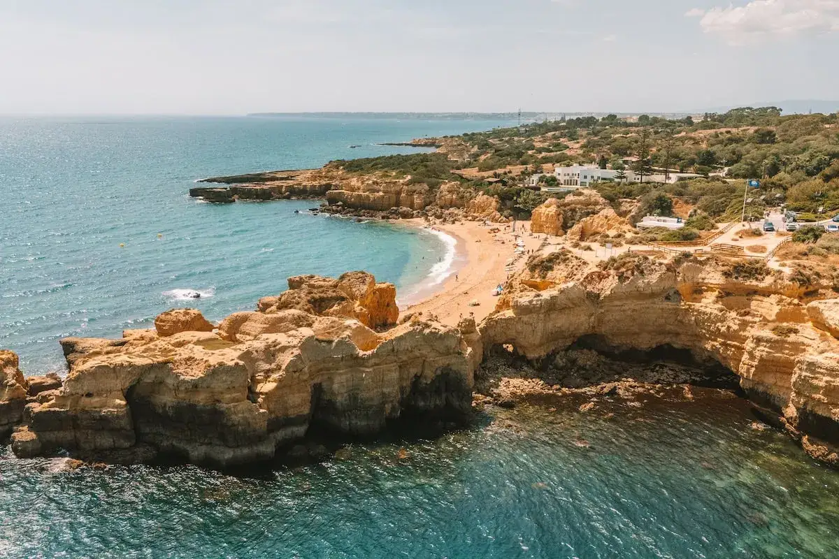 Malownicze klify i plaża w Algarve. Idealne miejsce, by zobaczyć piękno portugalskiego wybrzeża.