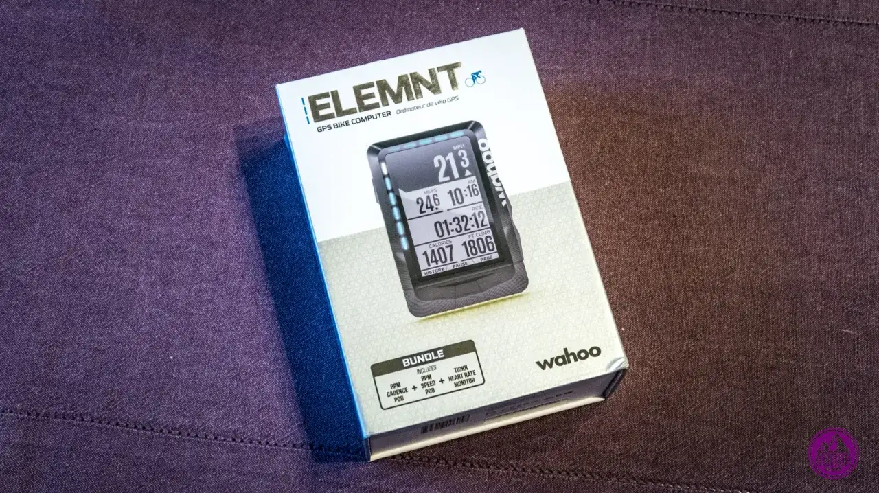 Pudełko z nawigacją rowerową Wahoo ELEMNT, pokazujące ekran z danymi jazdy.