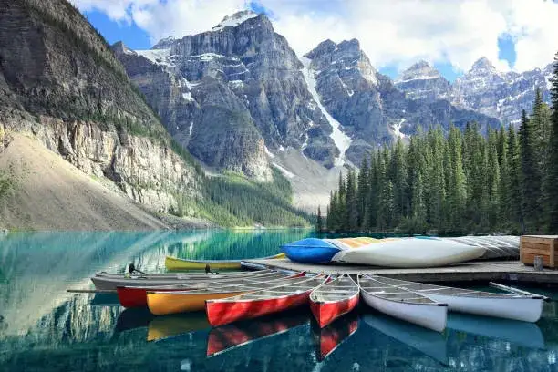 Jezioro Moraine lub Lake Louise w G&oacute;rach Skalistych