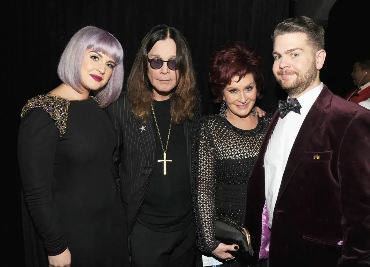 Ozzy Osbourne z dziećmi: Kelly, Sharon i Jackiem. Rodzina Osbourne'ów na wydarzeniu.