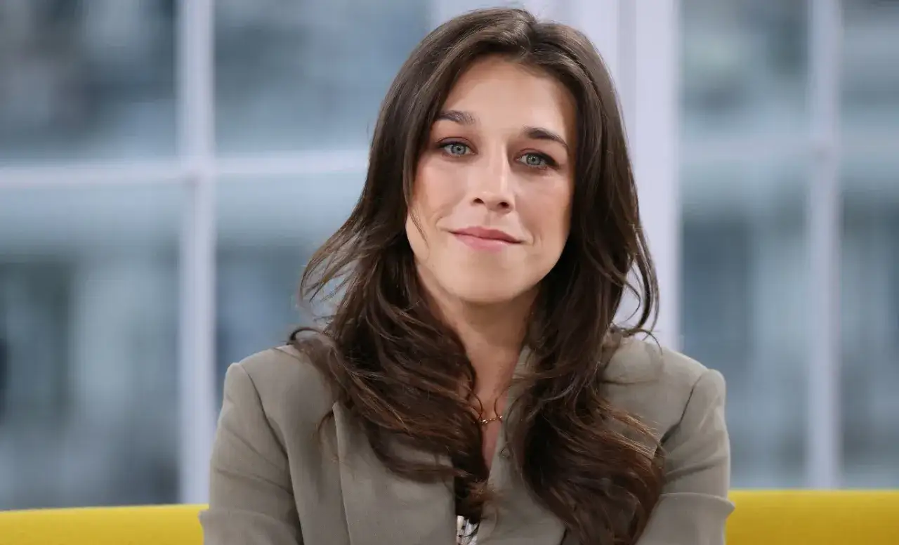 Joanna Jędrzejczyk, uśmiechnięta, w marynarce. Czyżby myślała o swoim mężu?