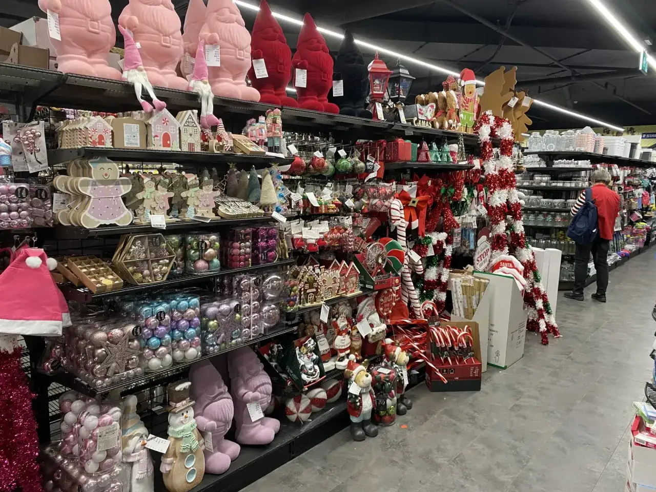 Już od dawna ozdoby świąteczne w sklepach! Widać choinkowe bombki, renifery, bałwanki i ogromne krasnale.